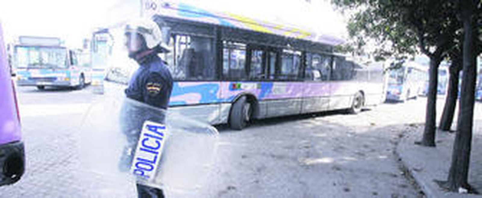 Un agente vigila la salida de los autobuses de los servicios mínimos desde las cocheras de Cojetusa.