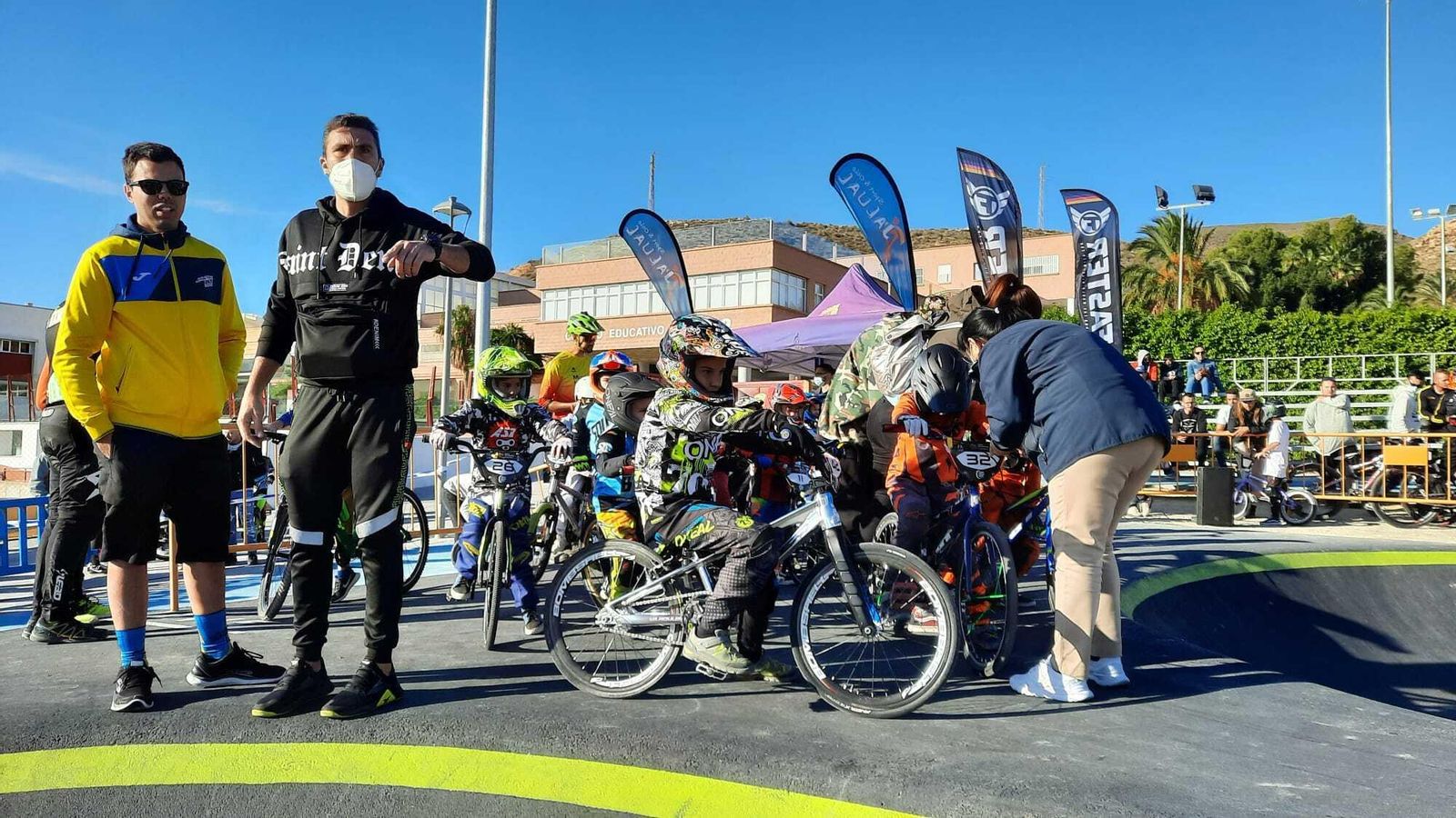 Participantes de categorías inferiores antes del entrenamiento.