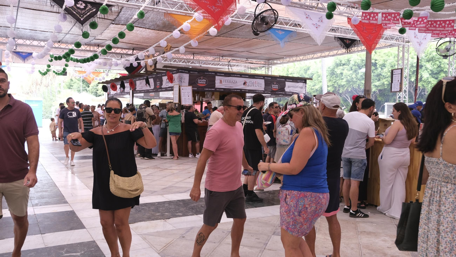 Los almerienses disfrutan del lunes en la Feria del Mediodía