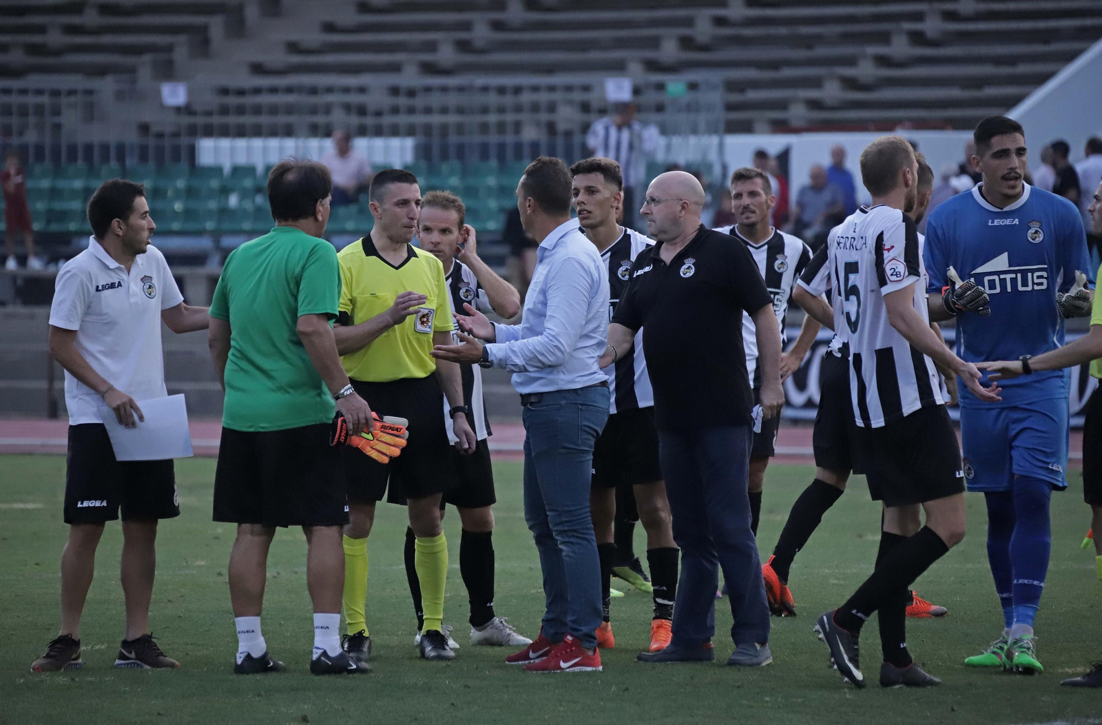 Jordi Roger pide explicaciones al árbitro; a la derecha, el meta David Robador lo hace con un linier.