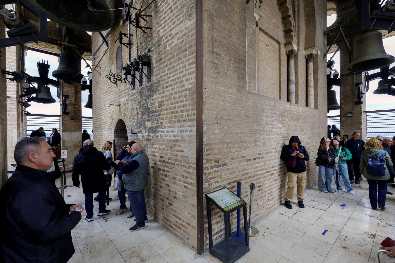 Los turistas en el cuerpo de campanas de la Giralda.