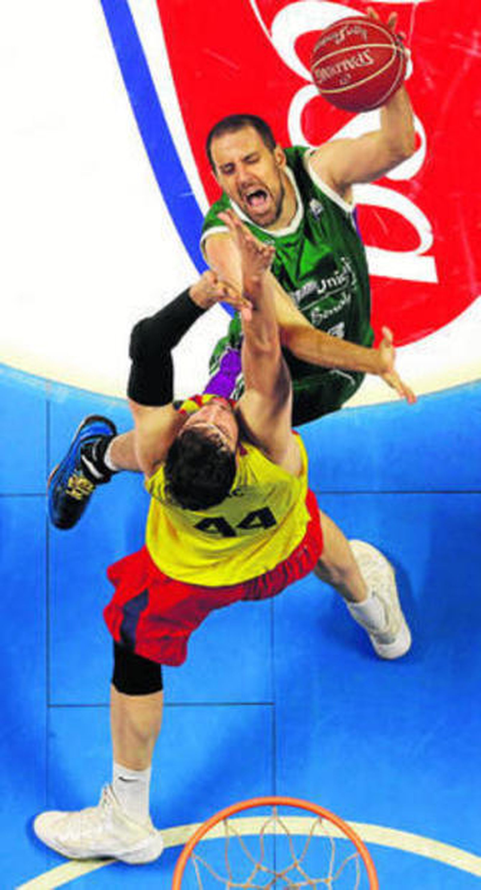 Germán Gabriel lanza por encima de Tomic.