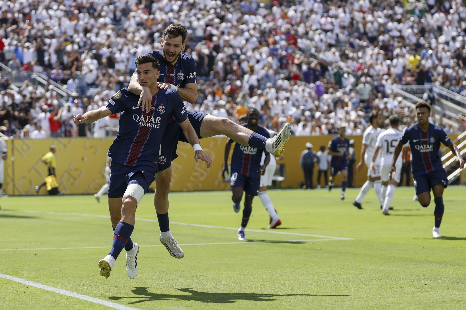 Fabián celebra el primero de sus goles abrazado por Kvaratskhelia con los madridistas resignados al fondo. Fabián celebra el primero de sus goles abrazado por Kvaratskhelia con los madridistas resignados al fondo.