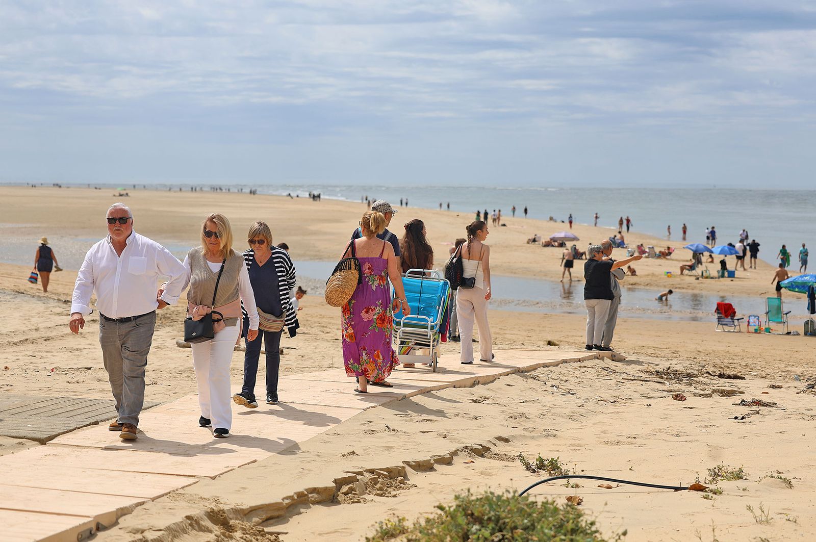 Imágenes del ambiente en la playa de El Portil durante la mañana del 1 de mayo