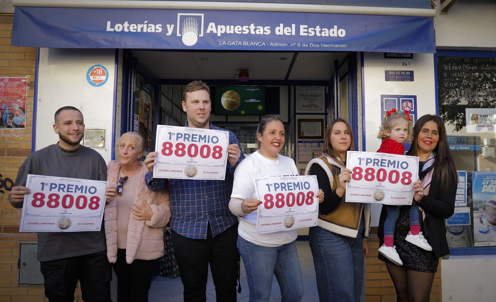 Alegría entre los premiados con el gordo de la Navidad en Montequinto, todas las fotos