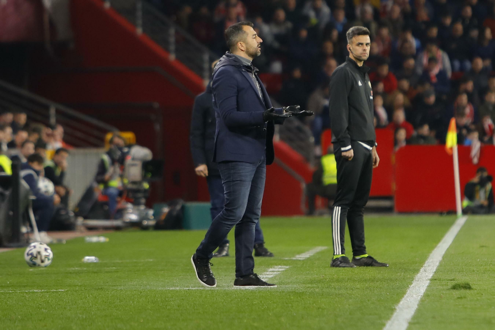 Diego Martínez, bajo la atenta mirada del cuarto árbitro,