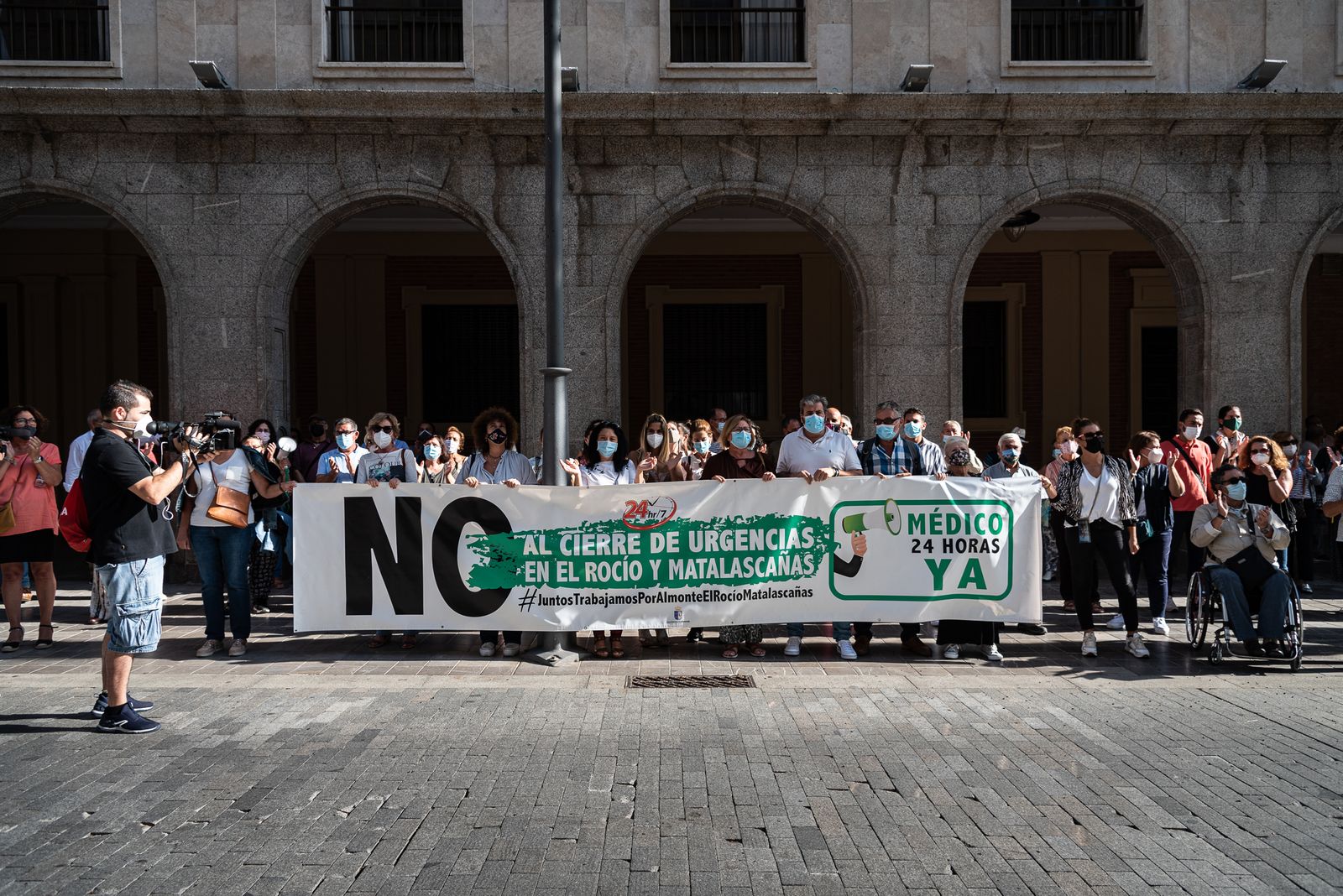 Imágenes de la concentración de los vecinos de Almonte por el servicio de urgencias