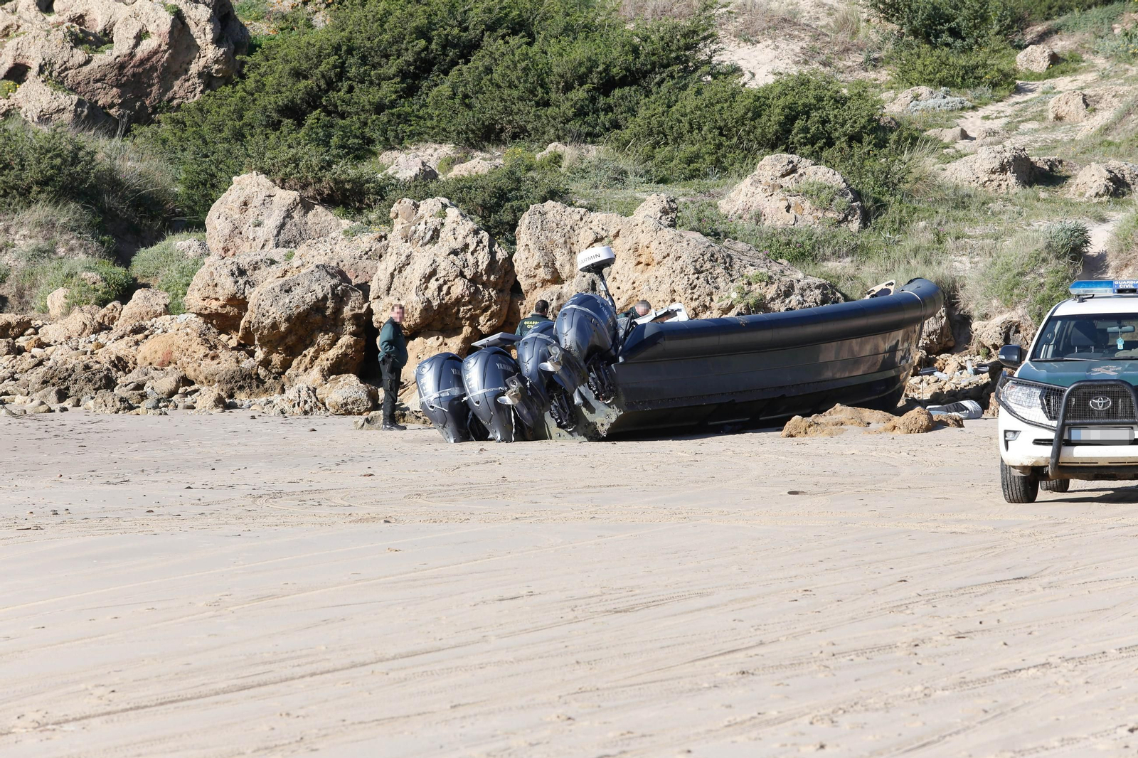 Intervienen casi 3.000 kilos de hachís en la playa de Bolonia, en imágenes