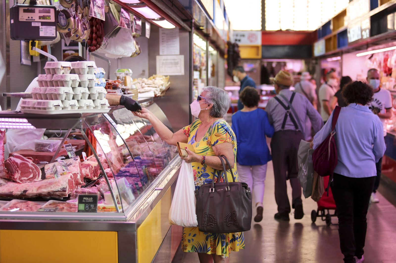 Afluencia de clientes en el mercado de Atarazanas en Málaga, en fotos