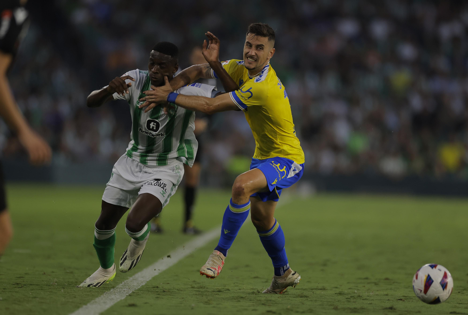 Luiz Henrique trata de zafarse por velocidad de un jugador del Cádiz.