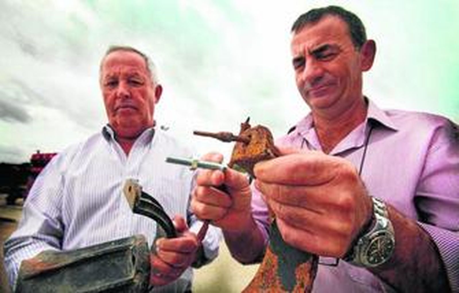 Apenas tres años separan estas dos abrazaderas. La de la derecha está absolutamente carcomida. Los regantes creen que no se utilizaron buenos materiales.