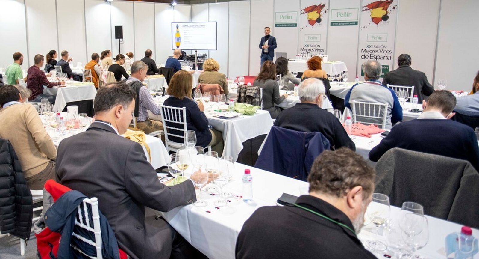 Cata de vinos en una edición anterior del Salón Peñín.