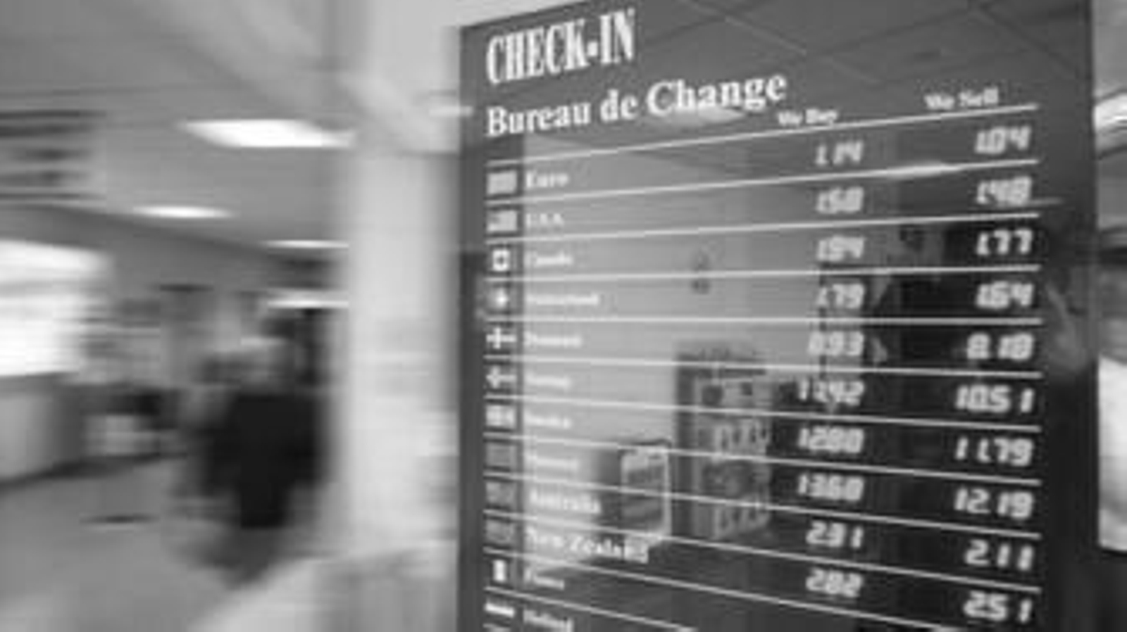 Panel informativo sobre el cambio de divisas situado en la terminal del aeropuerto de Gibraltar. Panel informativo sobre el cambio de divisas situado en la terminal del aeropuerto de Gibraltar.