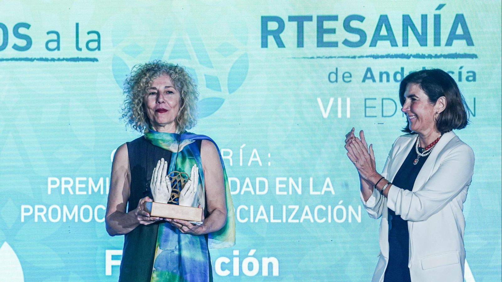 La consejera Rocío Blanco, entrega un galardón a una de las premiadas en los Premios Artesania de Andalucia en Granada La consejera Rocío Blanco, entrega un galardón a una de las premiadas en los Premios Artesania de Andalucia en Granada