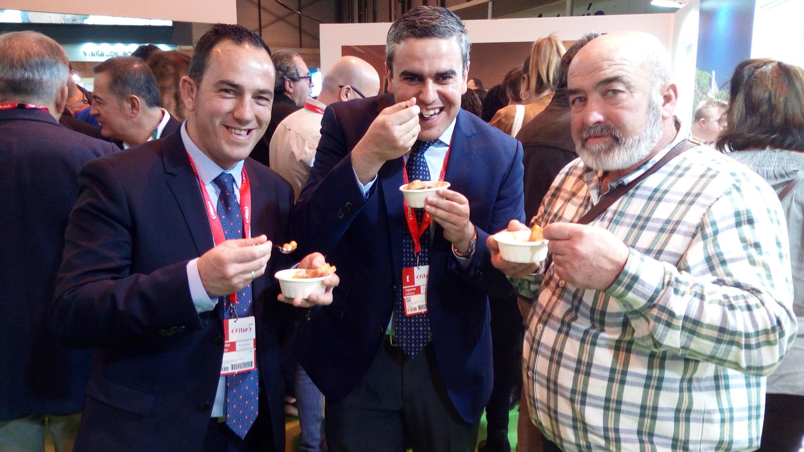 El alcalde de Vejer, José Ortiz, entre David Taboas, director de explotación de Ritual Hoteles, y Carlos Telmo, decorador e interiorista del Hotel