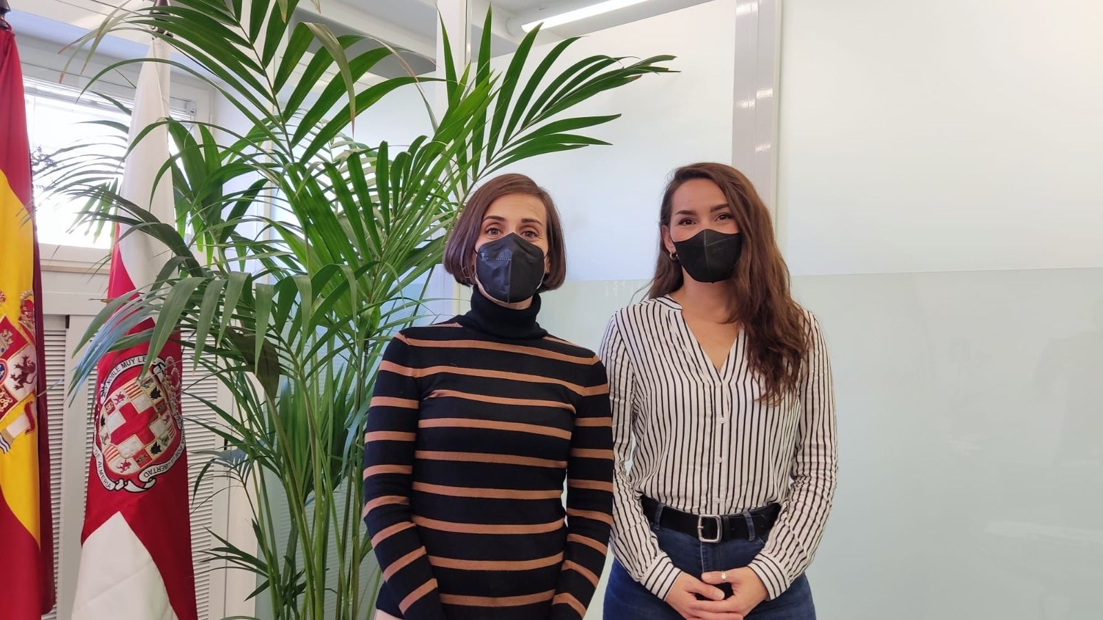 Las concejalas Margarita Cobos (PP), y Carmen Mateos (Podemos), reunidas