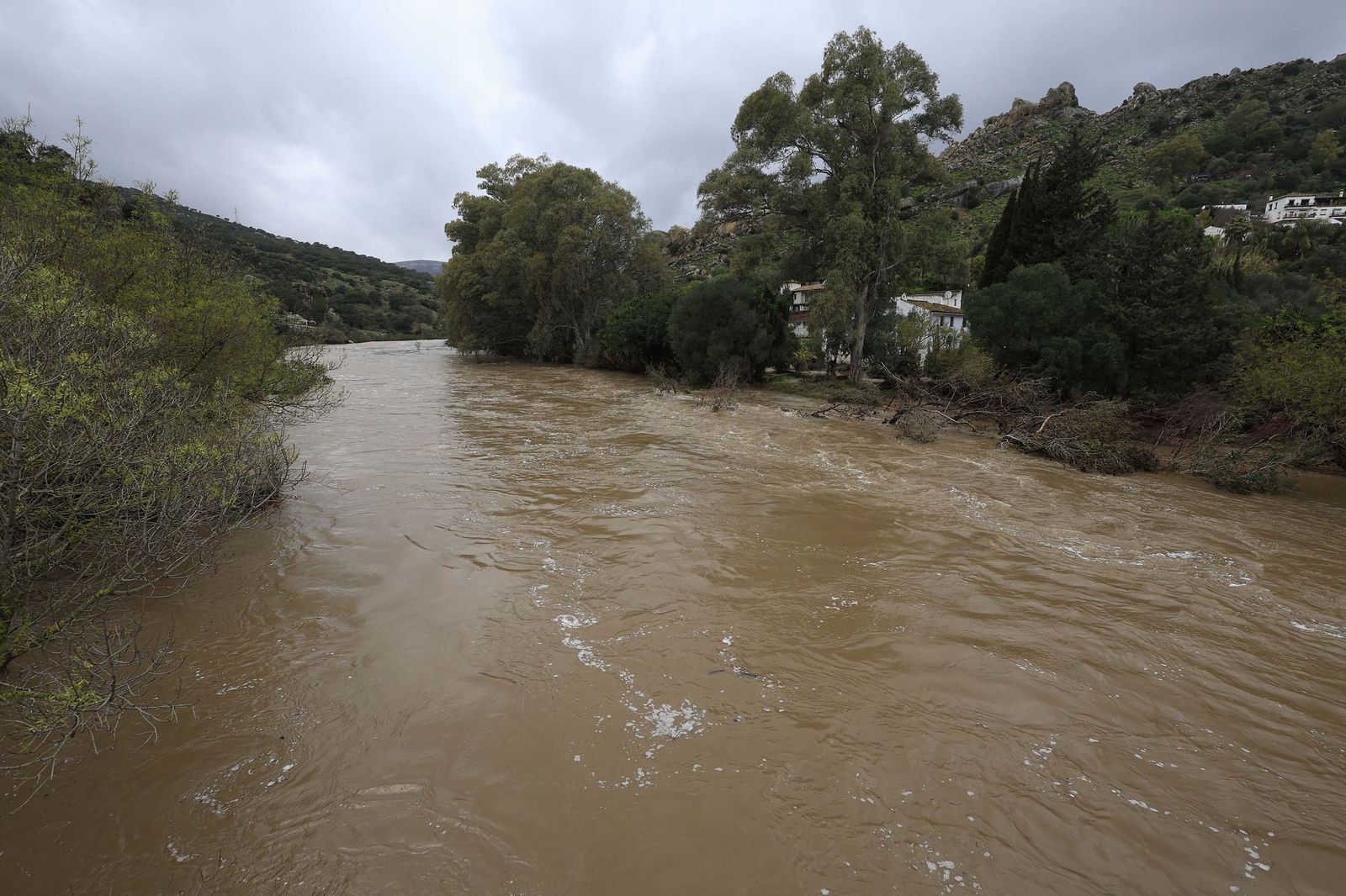 Jimena aguarda una madrugada en vilo ante la previsión de más lluvias por las borrascas Joseph y Kristin