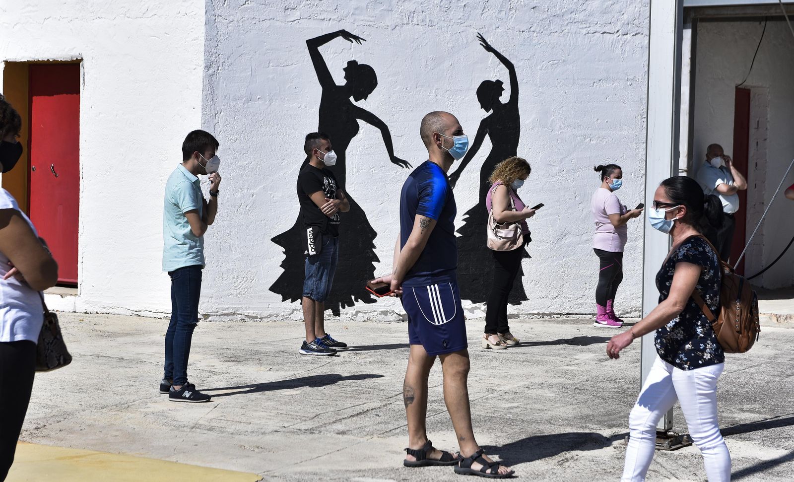 Vecinos de Casariche haciendo cola para realizarse test rápidos, en la caseta municipal en la que este año no hubo feria.