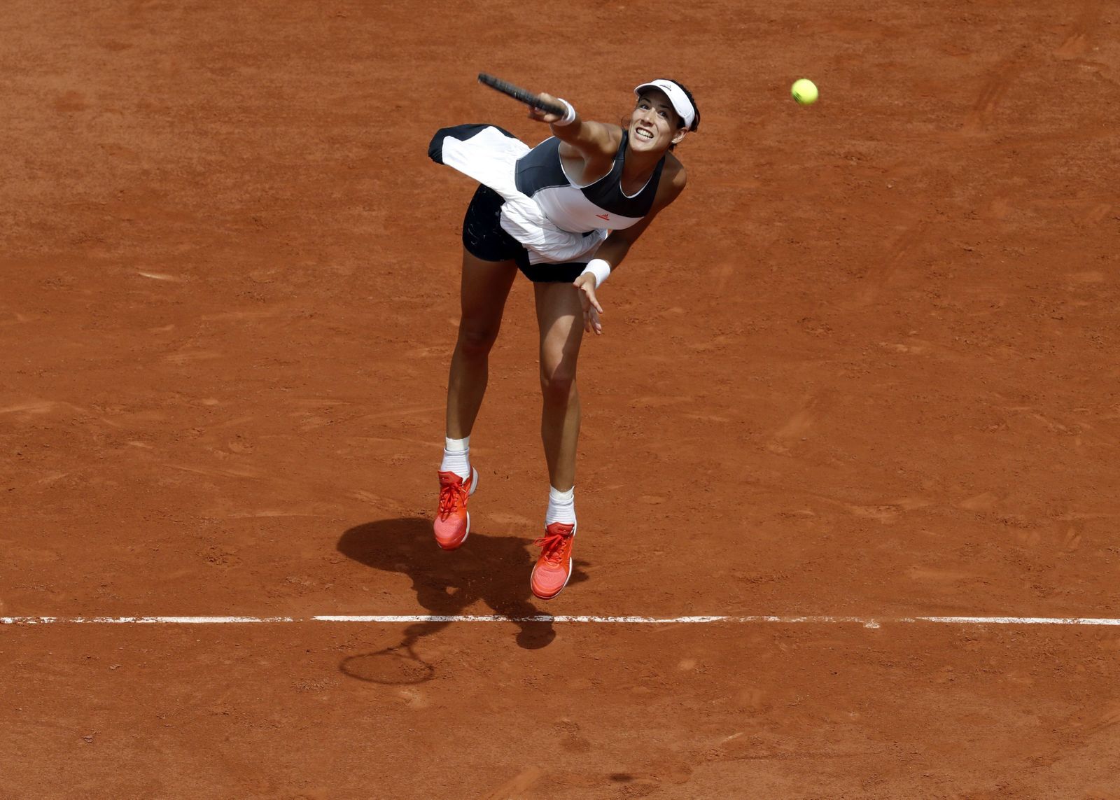 Garbiñe Muguruza devuelve la bola a Anett Kontaveit.