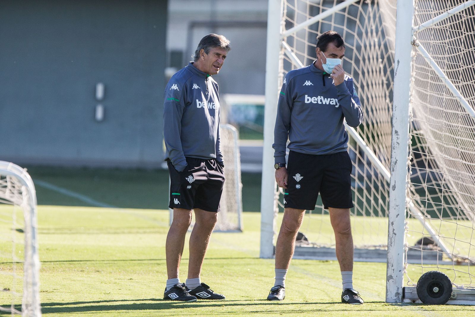 Pellegrini dialoga con su segundo, Rubén Cousillas, en el entrenamiento de ayer.