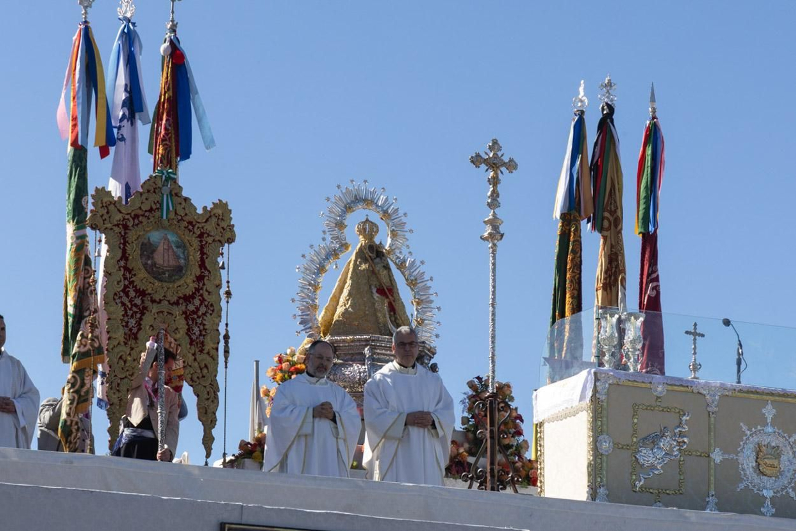 Miles de romeros acuden al encuentro de la Virgen de la Cabeza en su romería