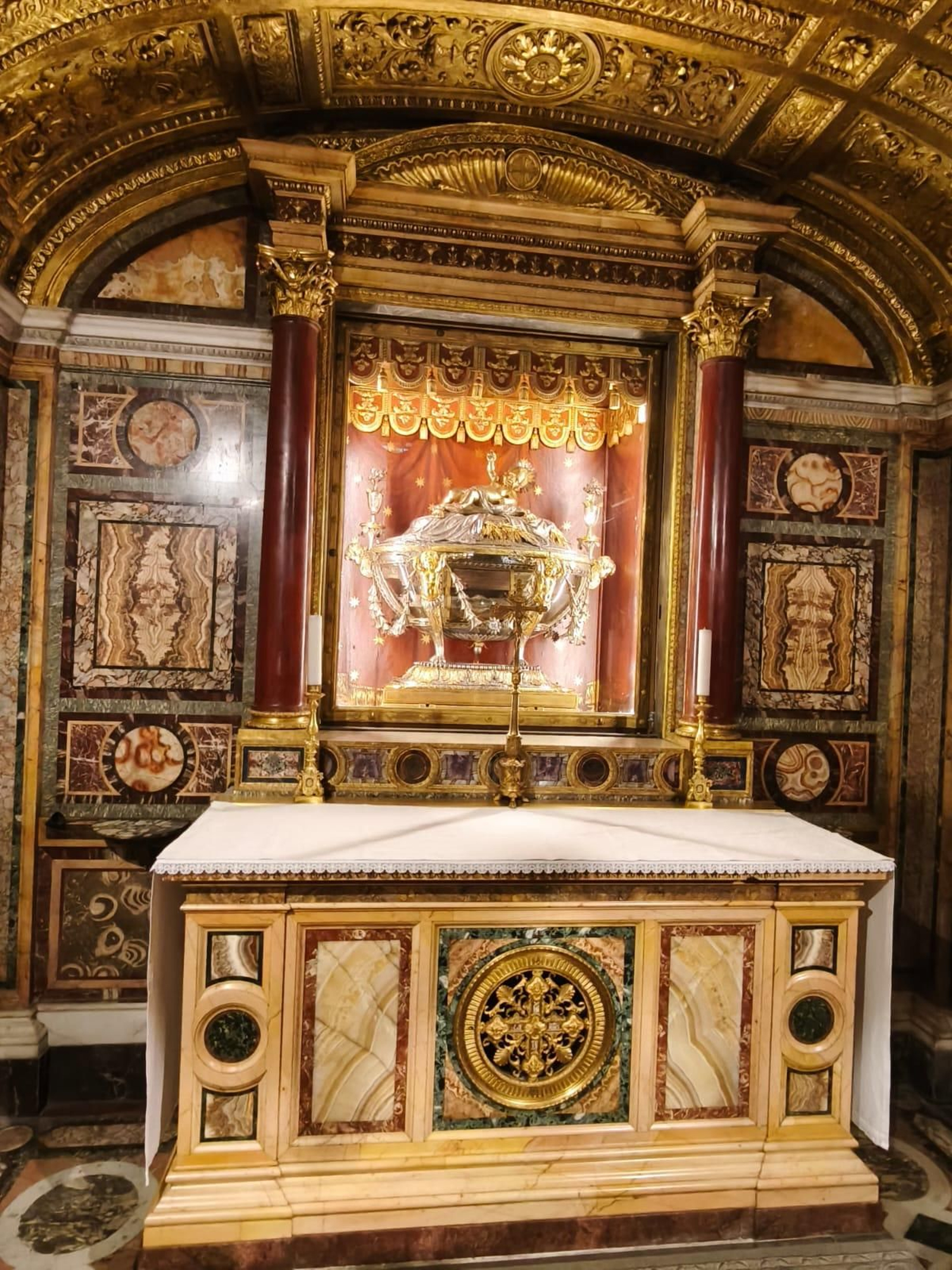 Dos Simpecados onubenses de la Santísima Virgen del Rocío coinciden en la ciudad de Roma, en imágenes