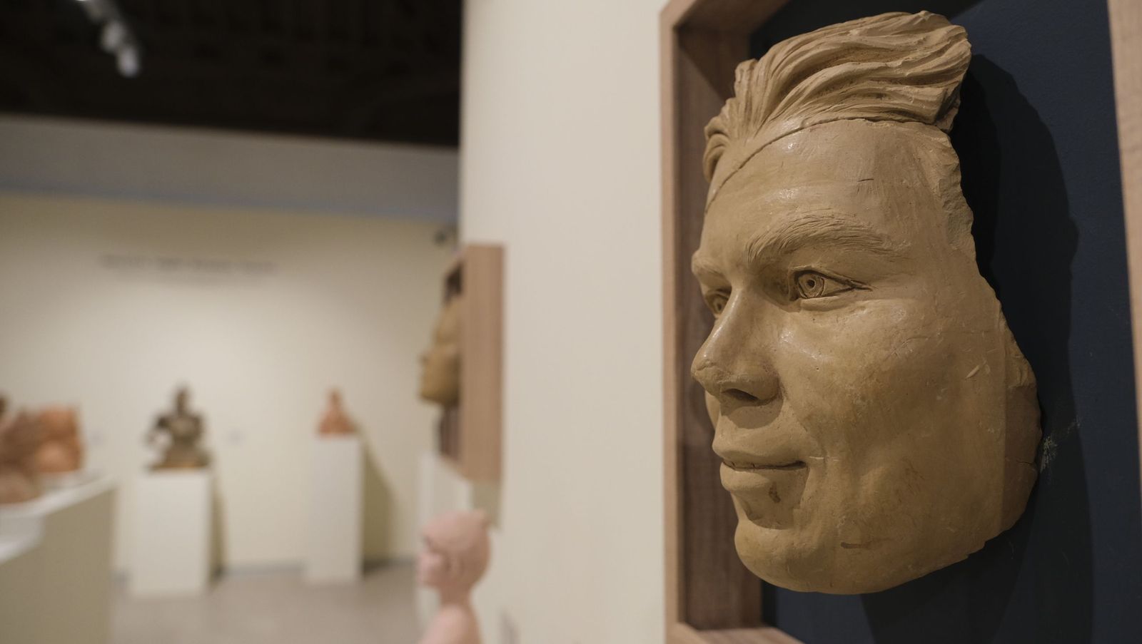 Las fotos de la exposición del escultor e imaginero Luis Álvarez Duarte en el MUREC