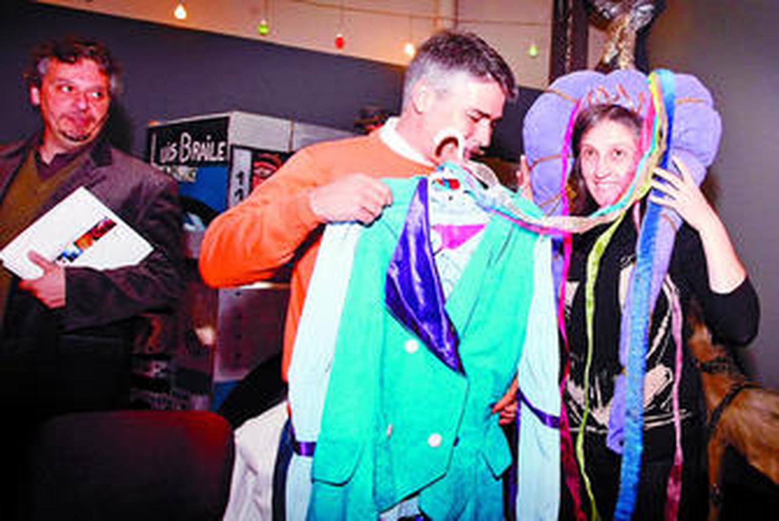 Vicente Sánchez entregando uno de los disfraces para el Museo.