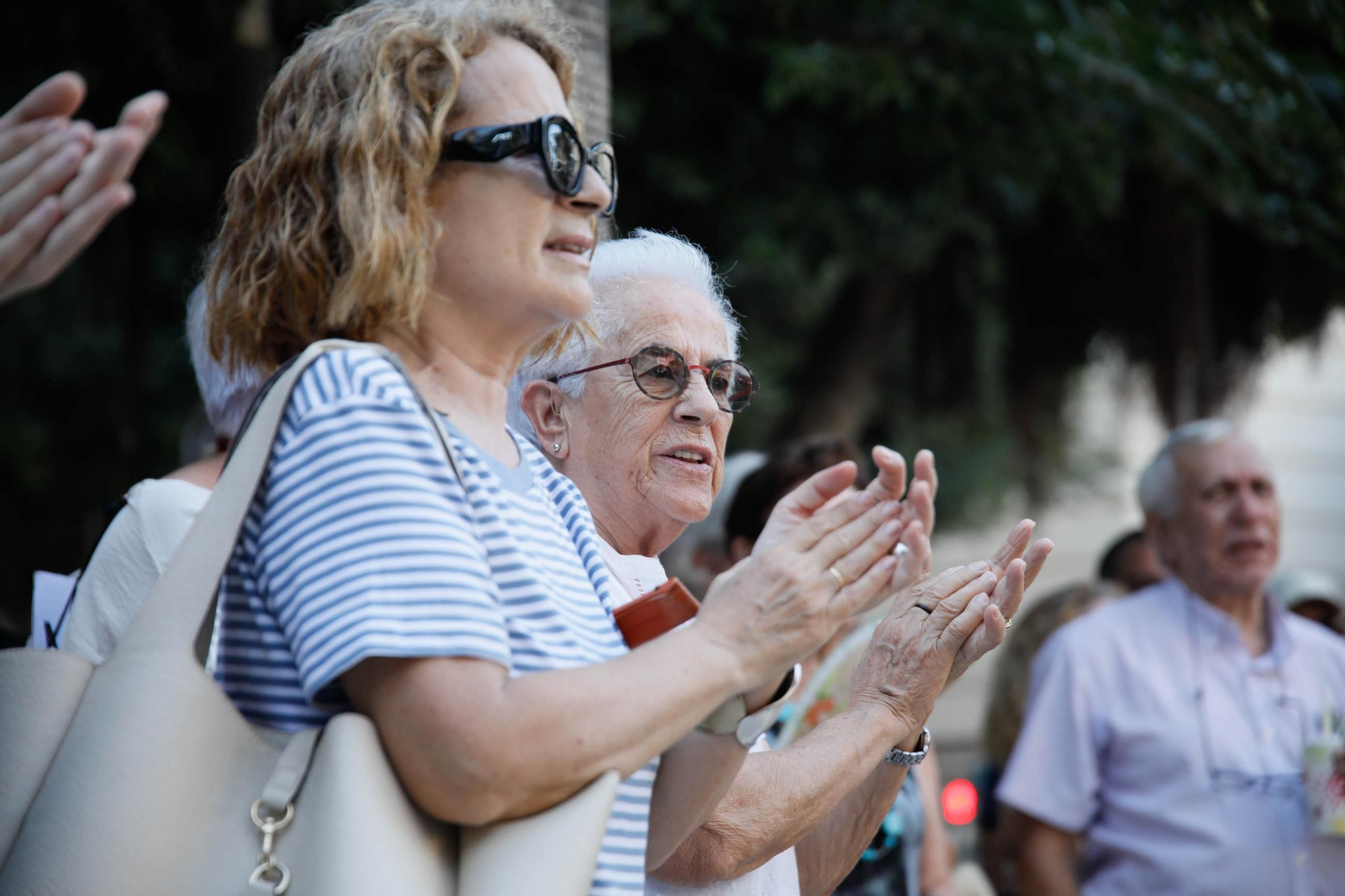 Las imágenes del minuto de silencio en el Mirador de la Rambla por la mujer asesinada en Almería