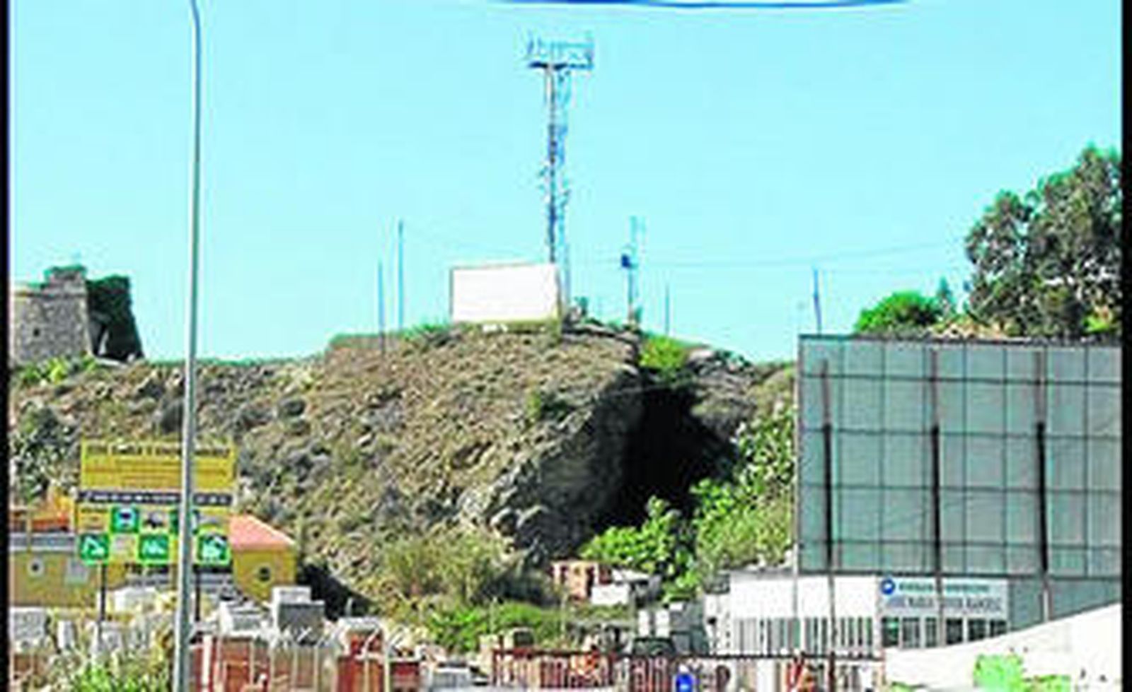 Una de las antenas de telefonía del litoral axárquico.