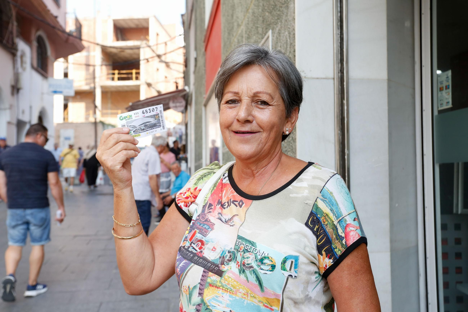 Fotos de la venta del cupón de la ONCE dedicado al Mercado Ingeniero Torroja