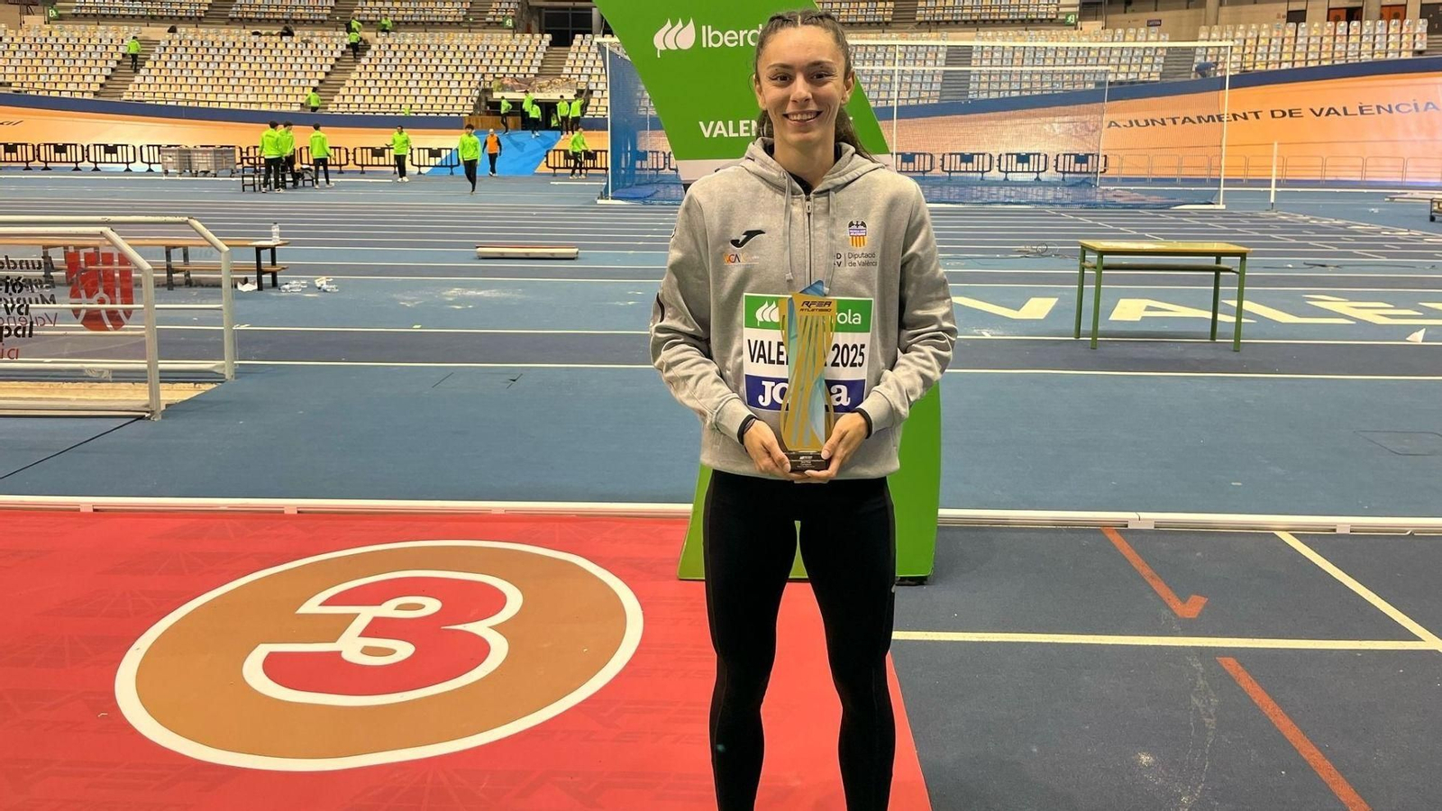 La barreña Ana Prieto, con el trofeo de campeón del Valencia Atletismo