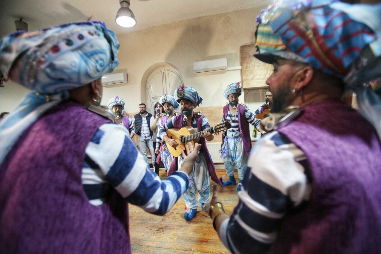 'Los Geni de Cadi' calentando voces en los camerinos.