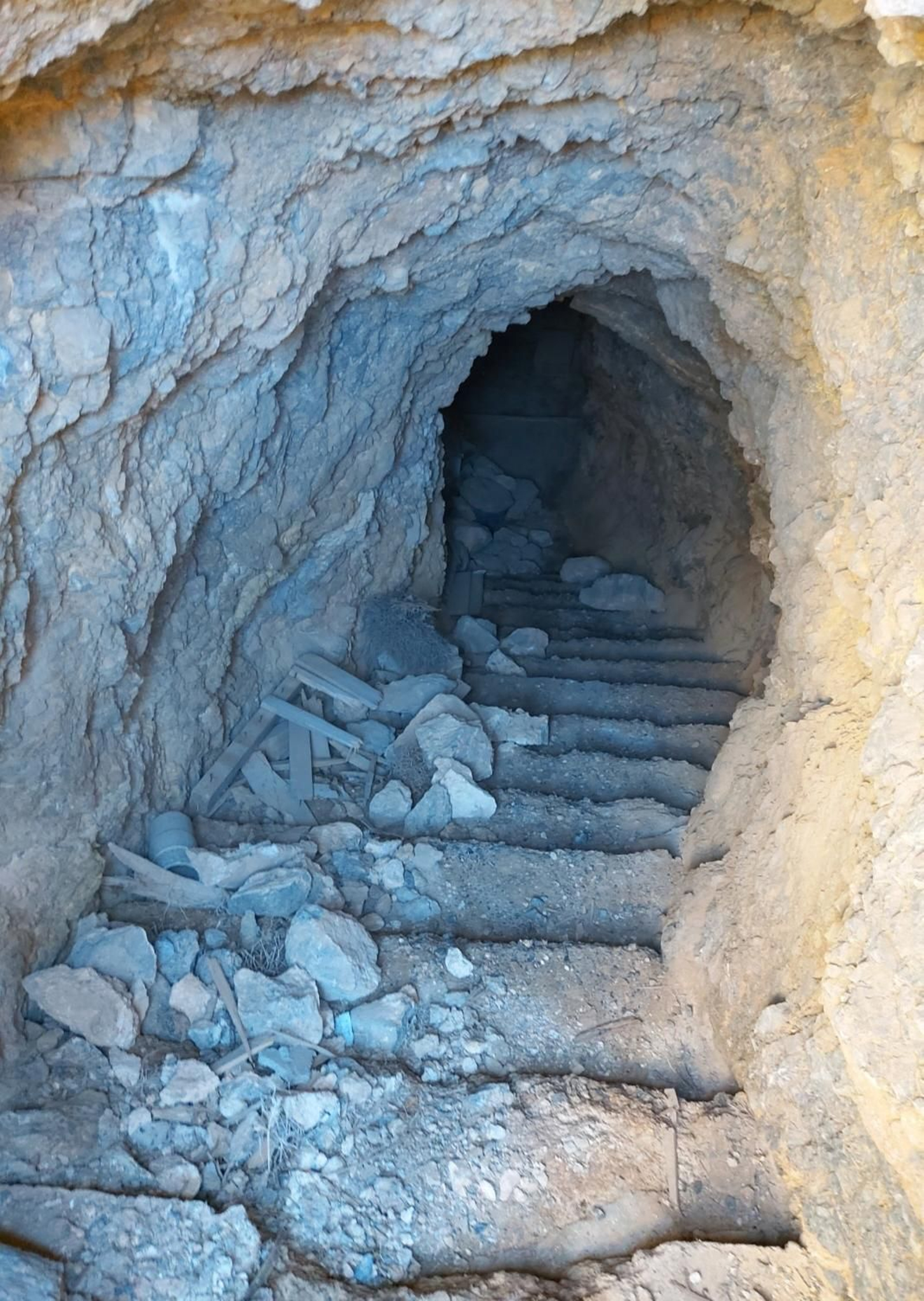 Bajada al polvorín excavado en roca