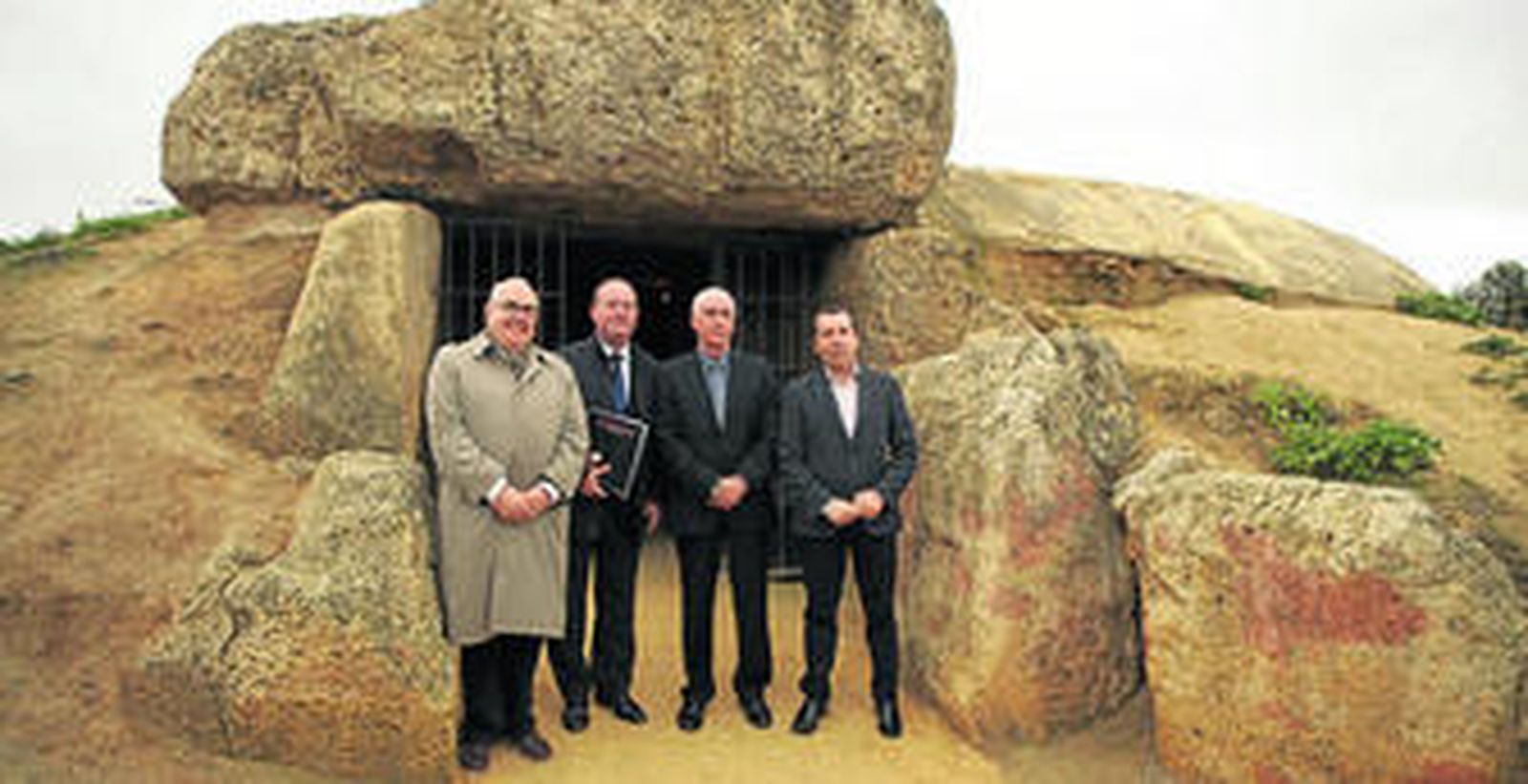 Representantes de las distintas administraciones, ayer, ante uno de los dólmenes de Antequera.
