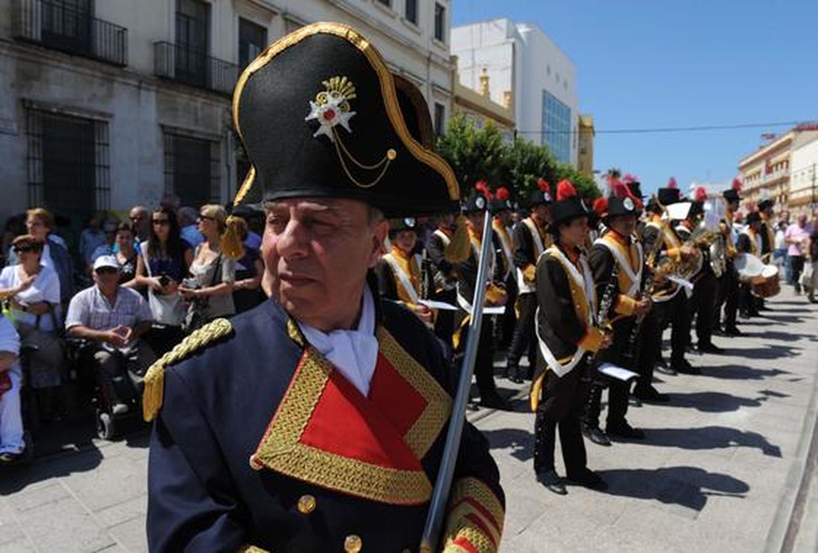 Unas 200 personas participan en el desfile de presentación del pendón de Fernando VII, recuperado para el Diez, ataviados con uniformes históricos.

Foto: Elias Pimentel
