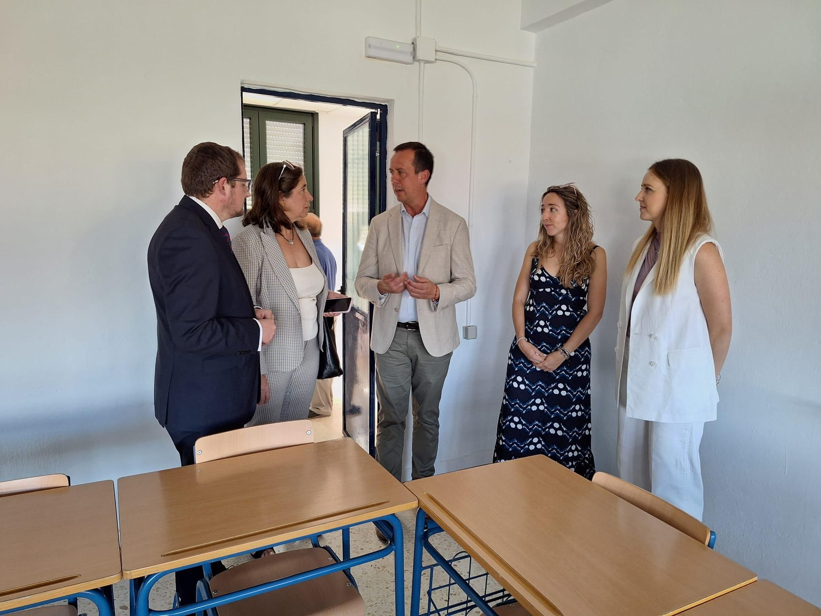 Autoridades durante la visita al colegio 'Antonio Relaño' de Abrucena.