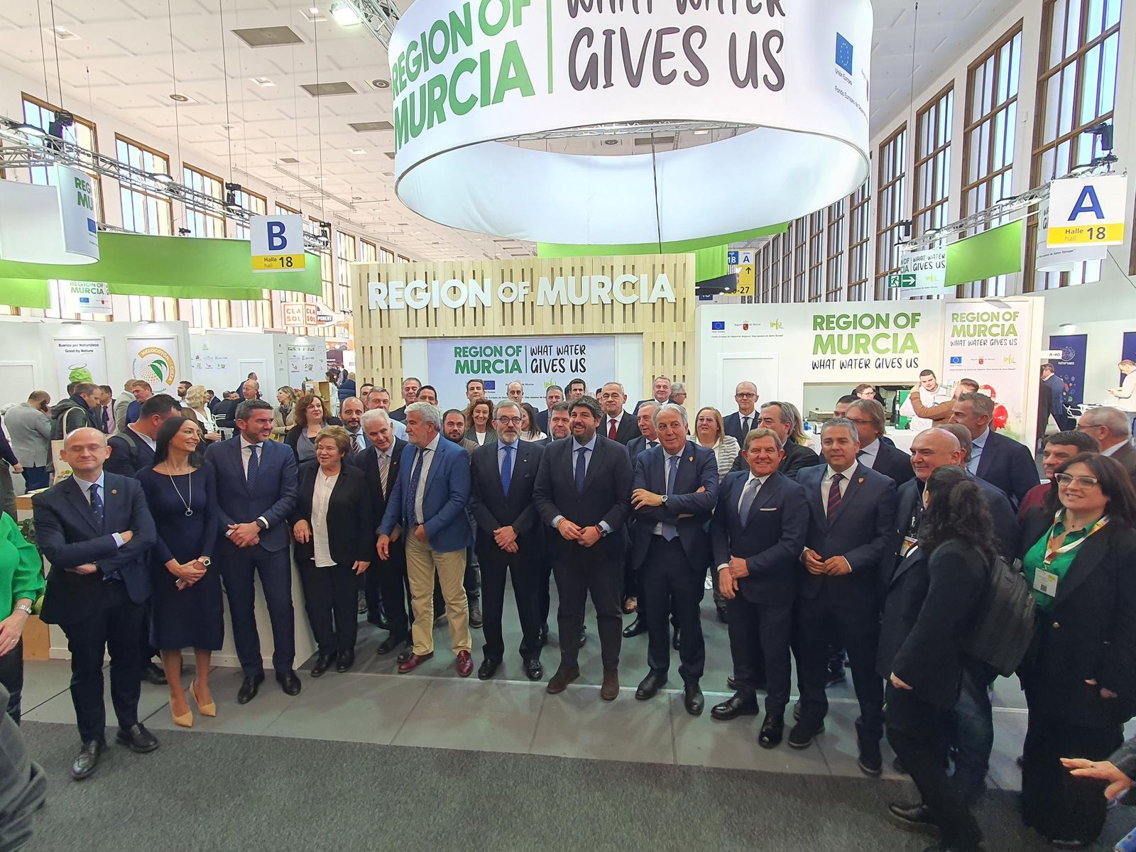 Presidente y consejero de la Región de Murcia, con los profesionales del sector agroalimentario.
