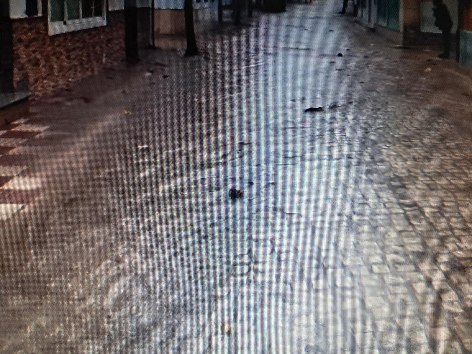 El agua corre por una de las calles de Nerva.