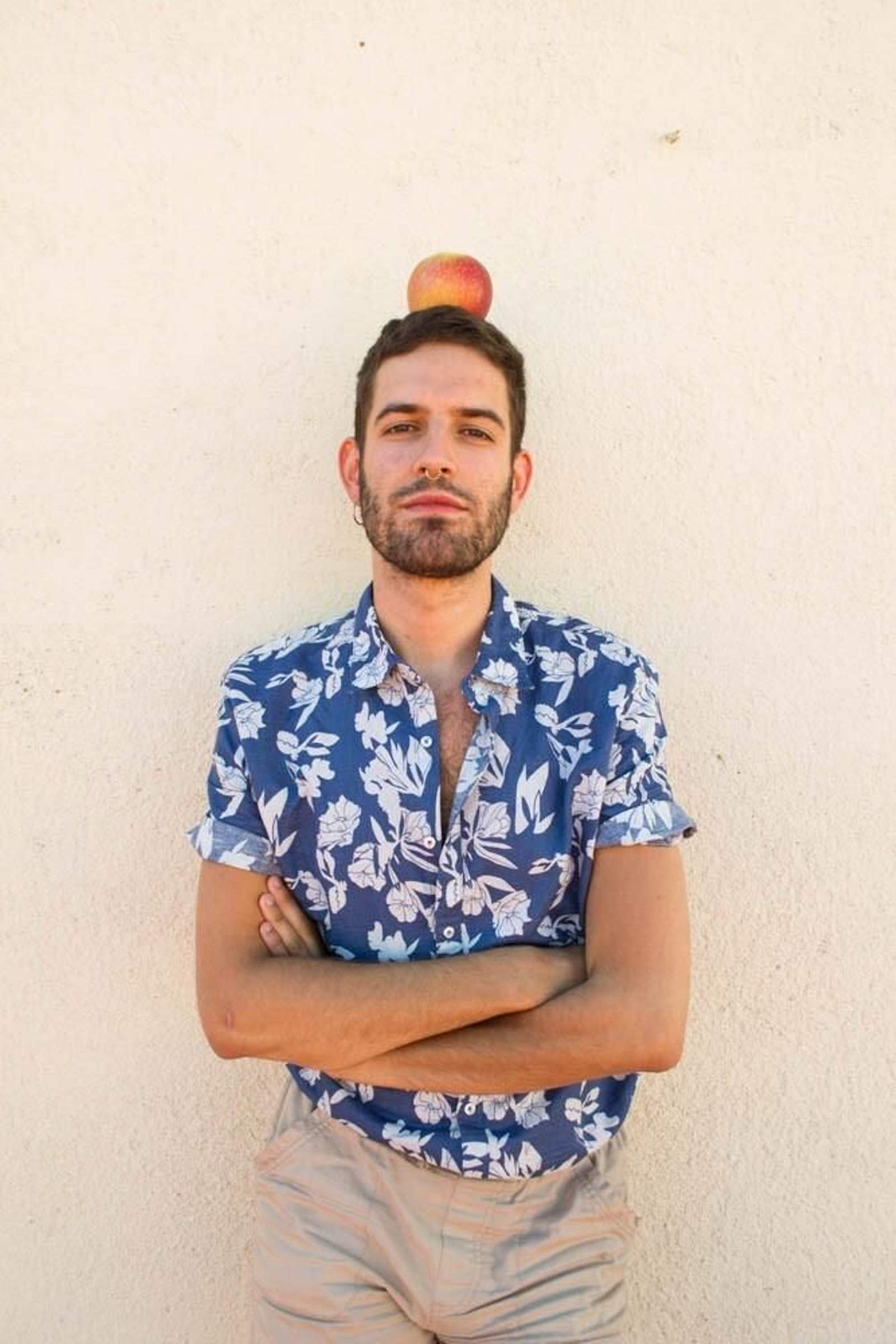 Francisco Javier Navarro Prieto, con la manzana de Magritte.