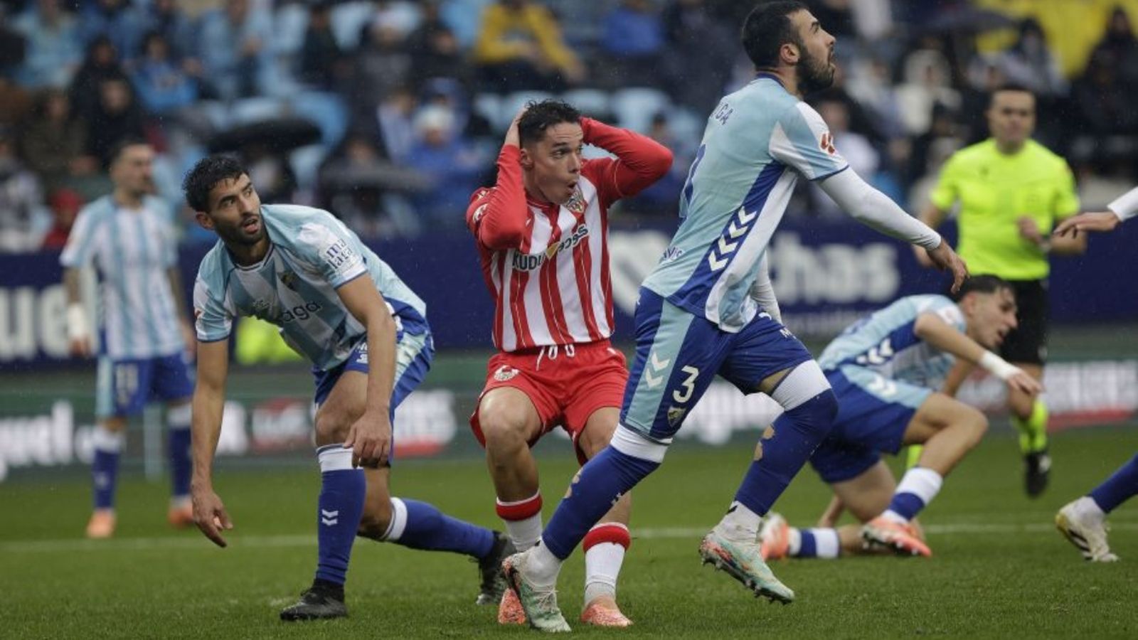 Sergio Arribas se lamenta de una ocasión desperdiciada por el cuadro almeriense.