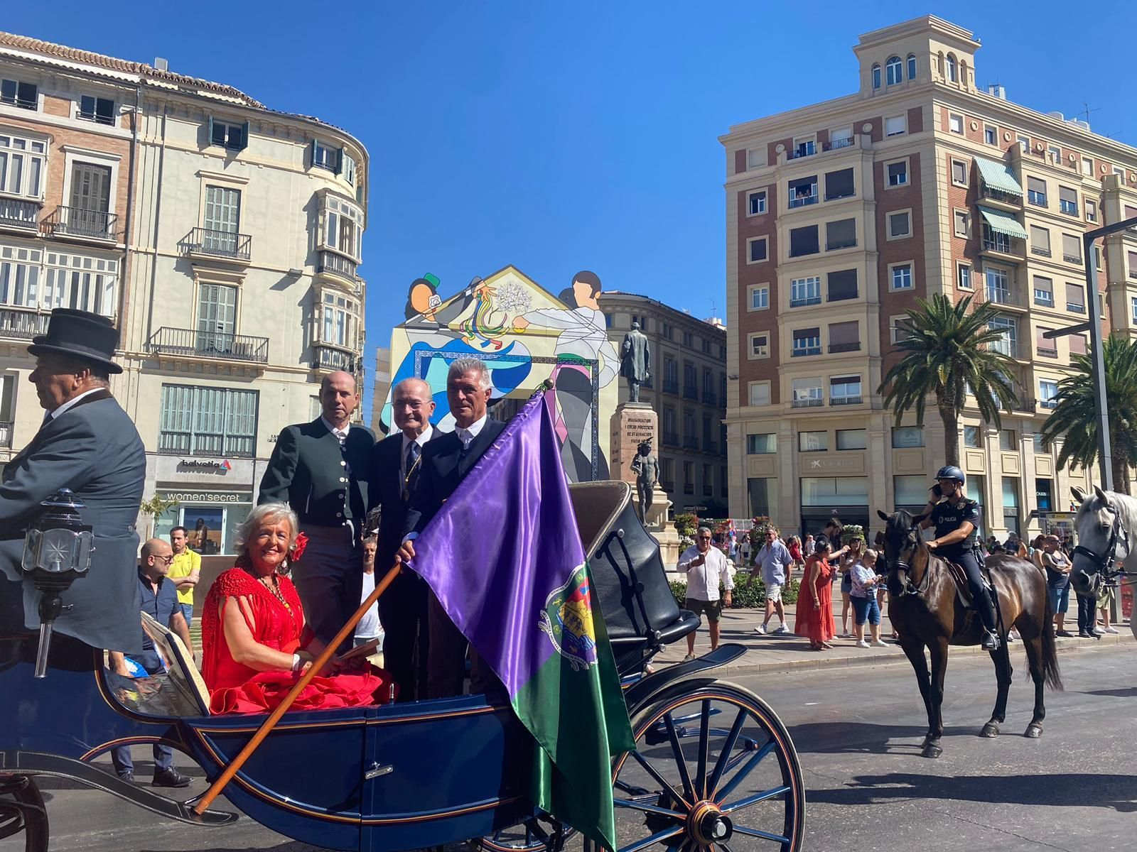 Manolo Sarriá, abanderado de la Feria de Málaga, durante la Romería de este sábado junto a Francisco de la Torre y Teresa Porras.