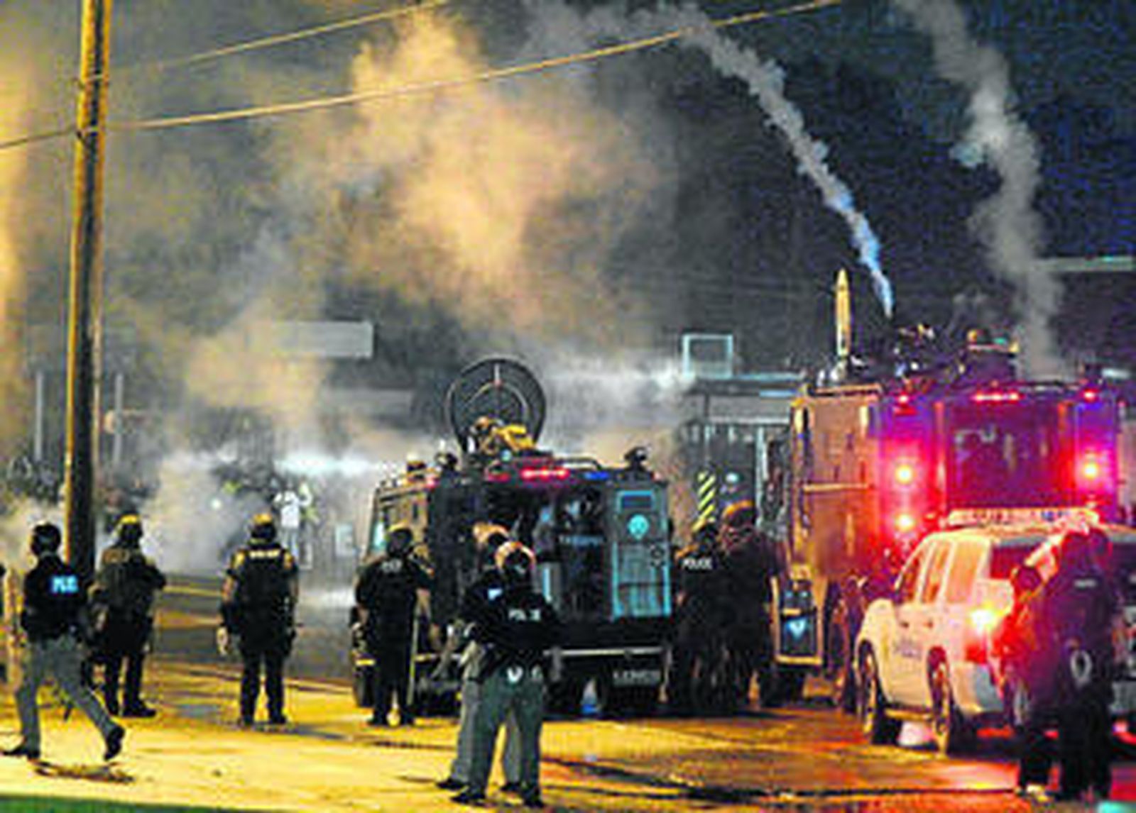 Los agentes lanzan gases lacrimógenos para disuadir a los manifestantes en Ferguson, Missouri.