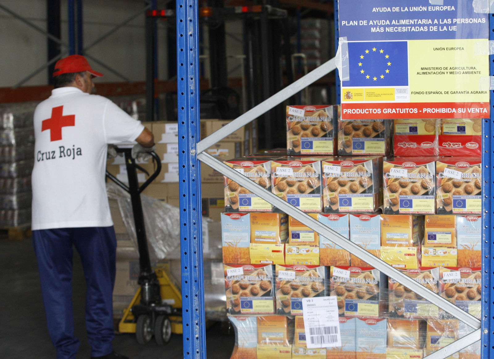 Un voluntario de Cruz Roja durante un reparto de alimentos