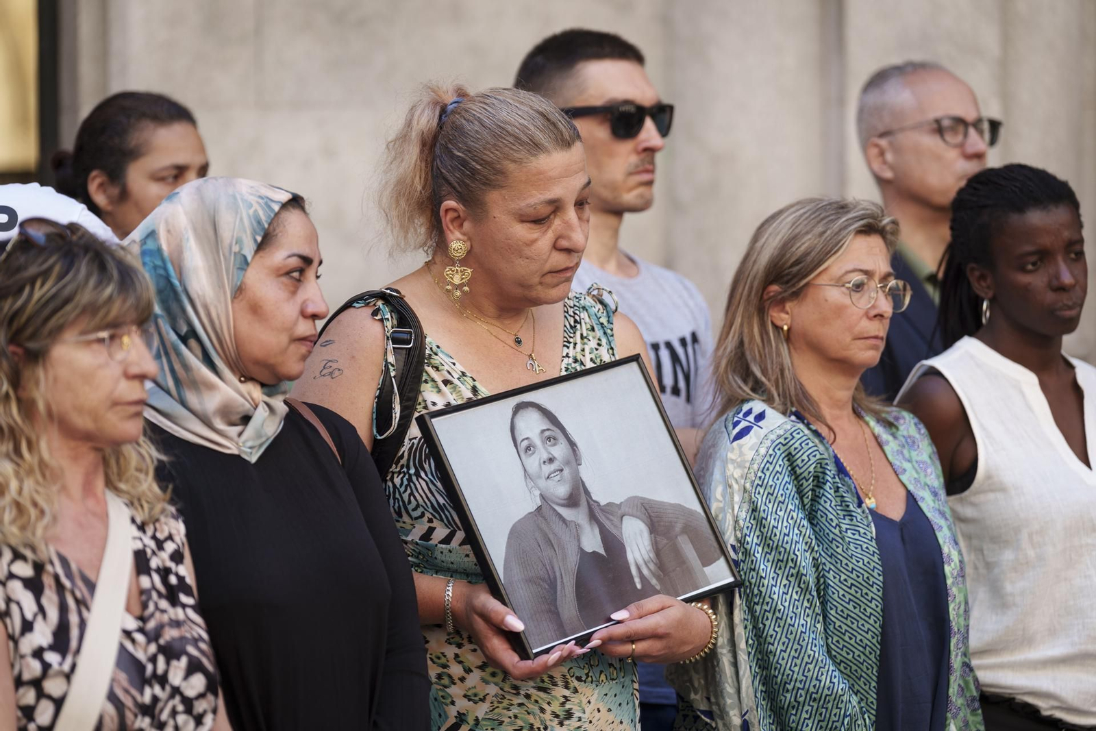 Familiares, vecinos y amigos participaron en el minuto de silencio por las dos víctimas mortales en el tiroteo de la noche de Sant Joan.