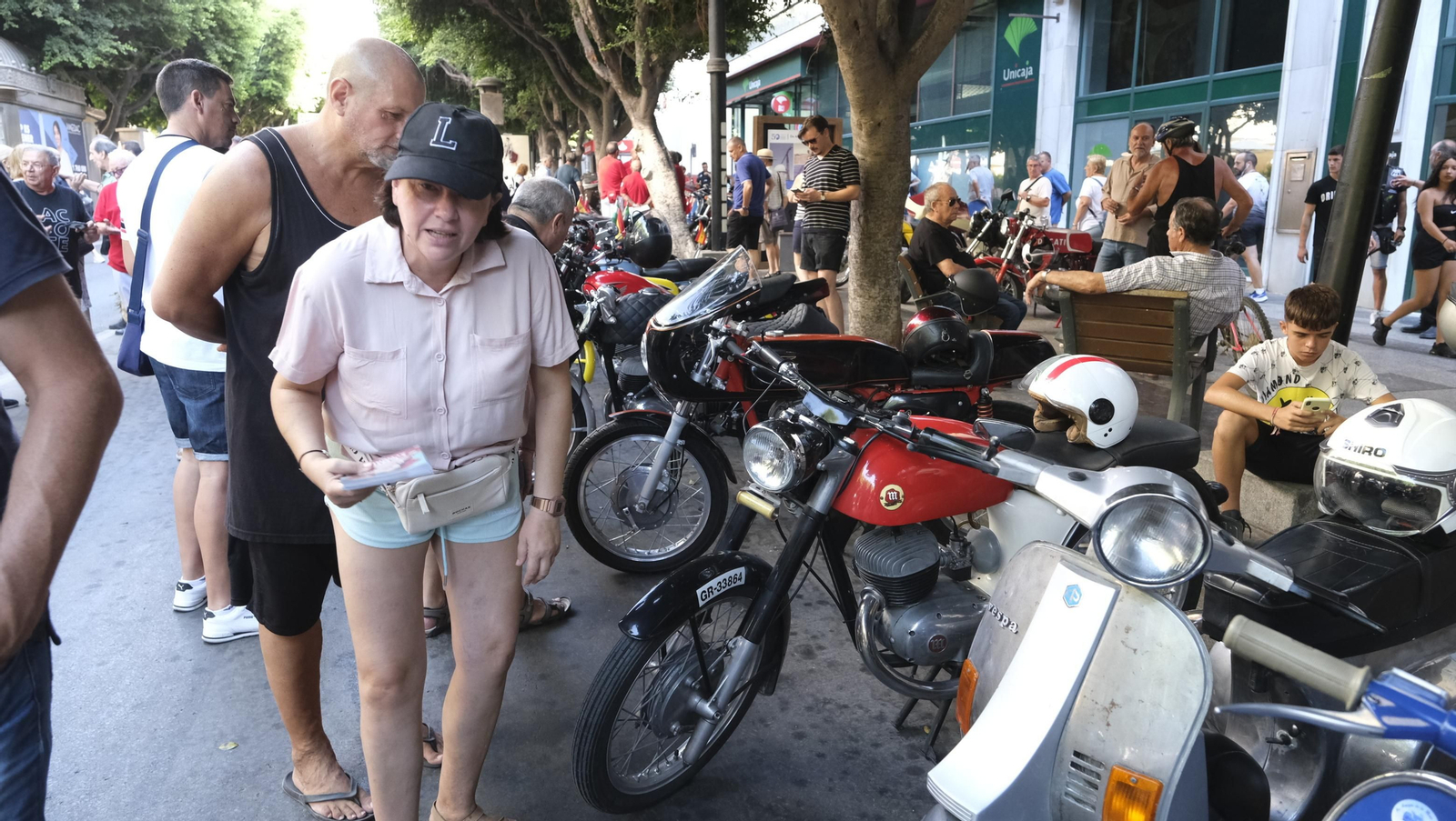 Las motos antiguas dan brillo a la Feria de Almería
