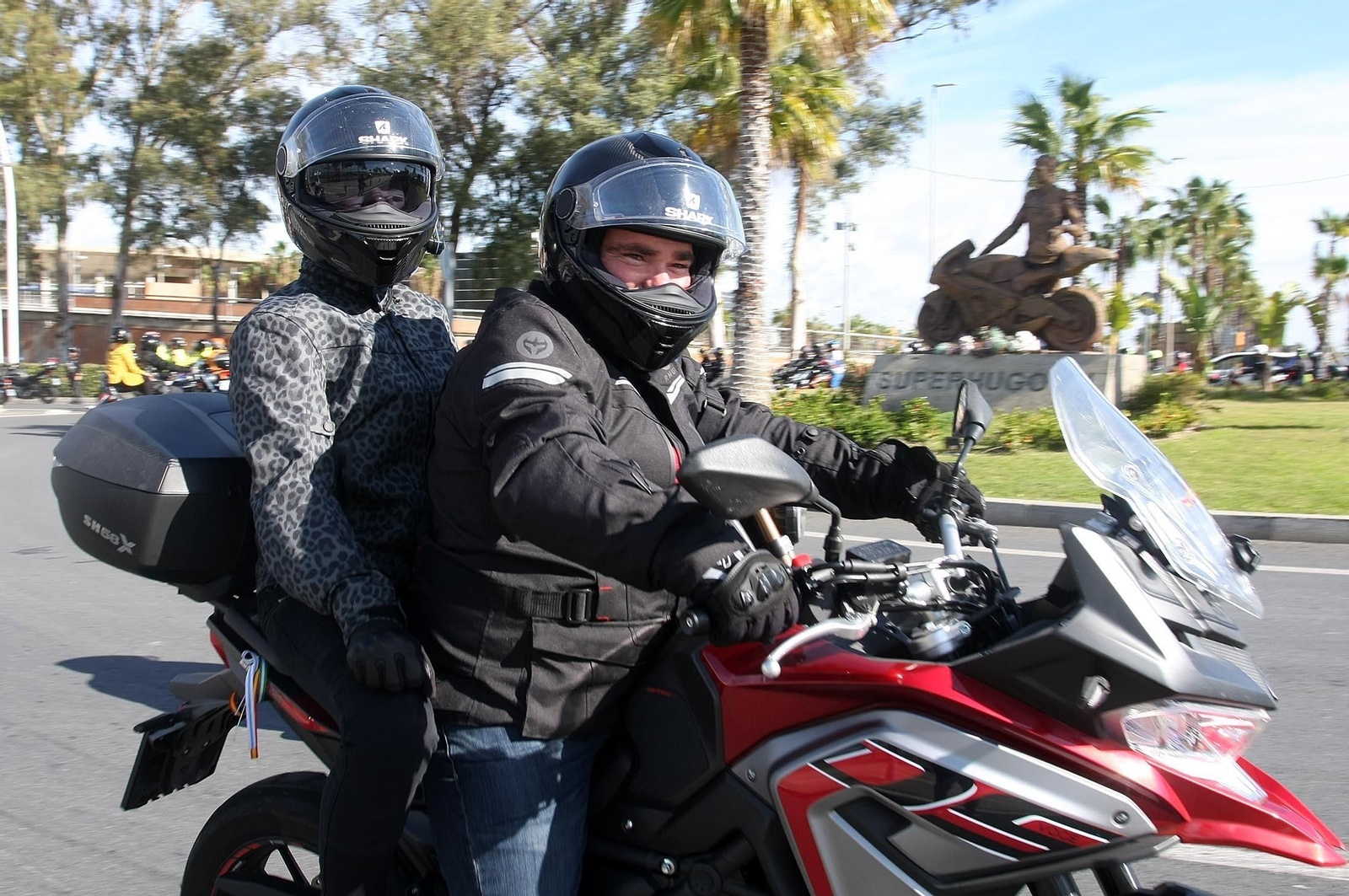 Imágenes de la concentración motera en memoria de Hugo Millán por las calles de Huelva