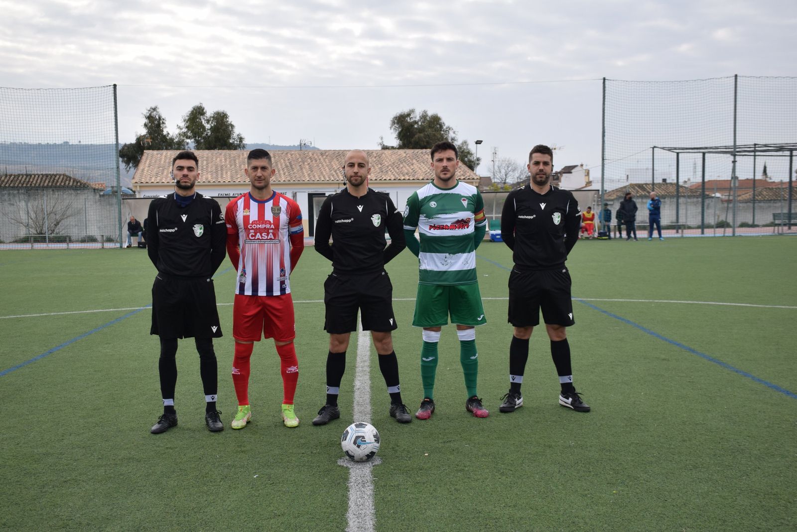 Capitanes de ambos equipos y trío arbitral antes del Celtic-Arenas