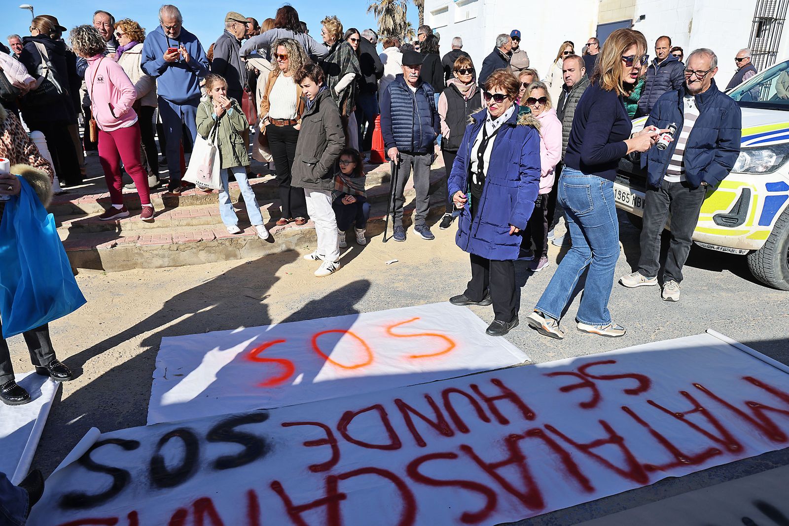 Fotografías de la concentración de los vecinos de Matalascañas tras los destrozos del paseo marítimo