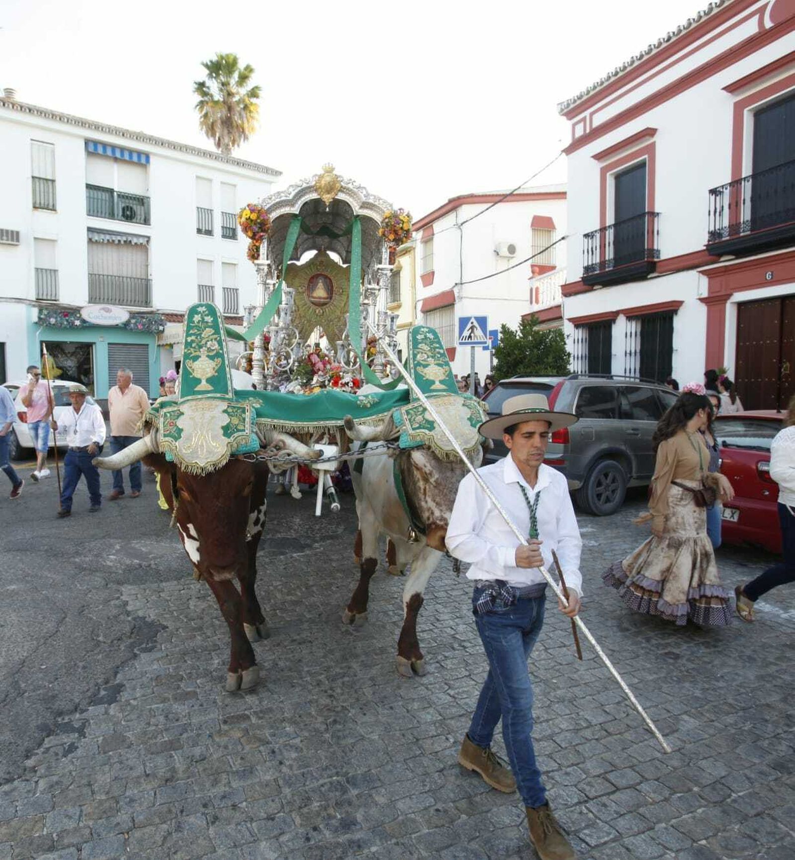 La salida de la Hermandad del Rocío de Pilas, en imágenes